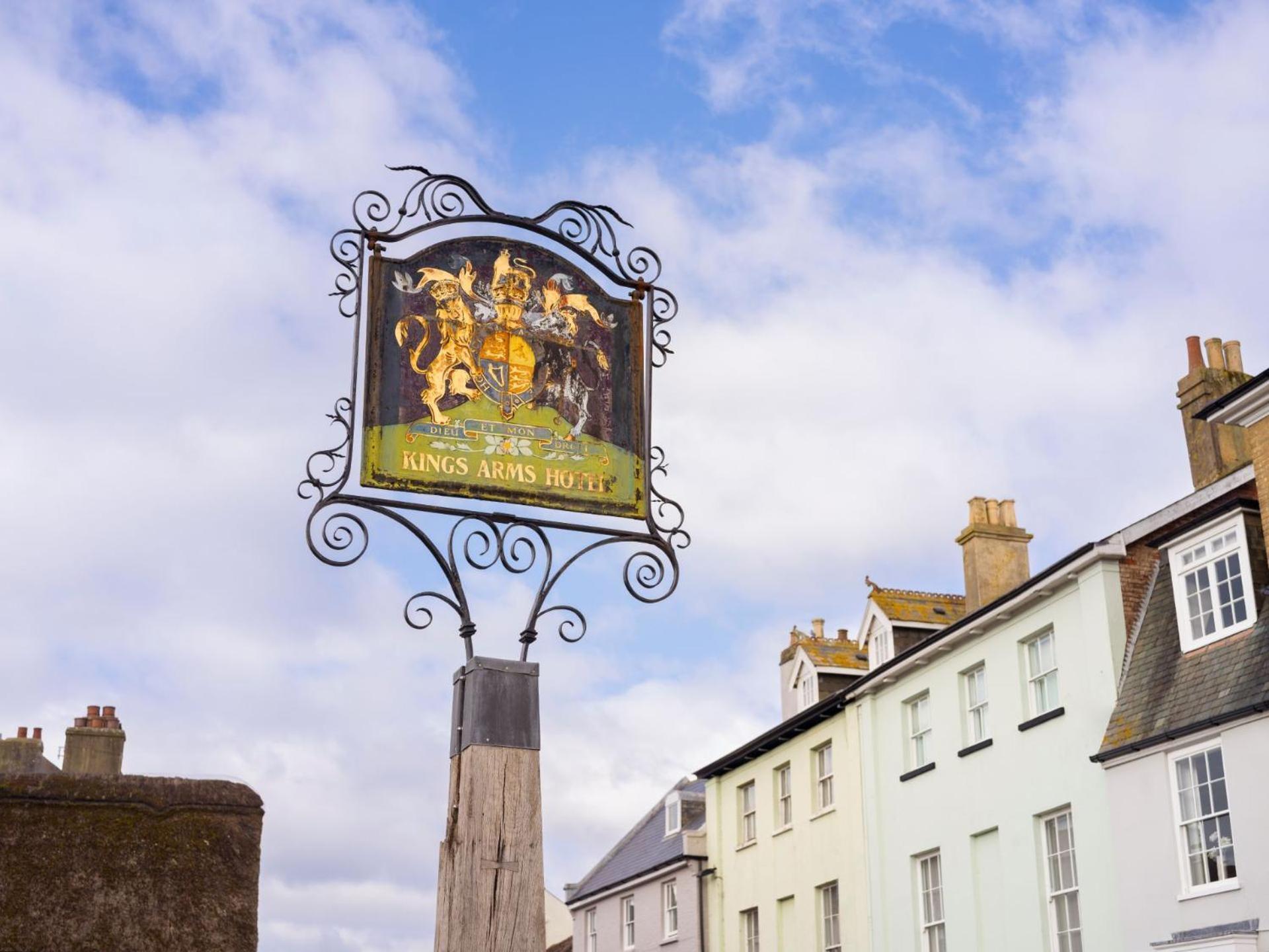 Отель The Kings Arms Христчёрч Экстерьер фото